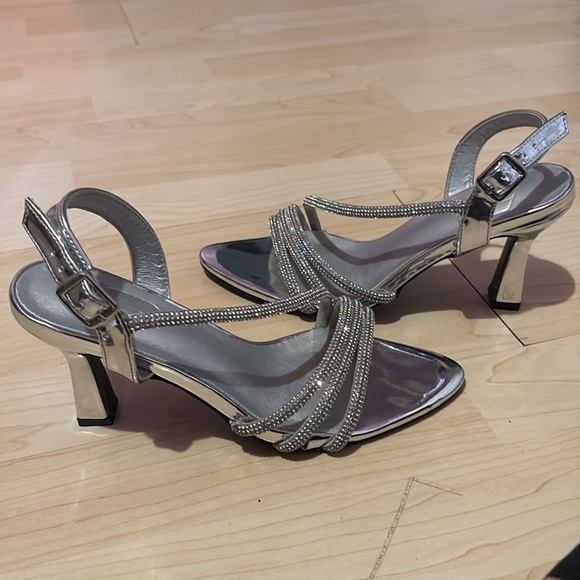 Elegant Silver Strappy Women's Heels - Picture 3 of 4